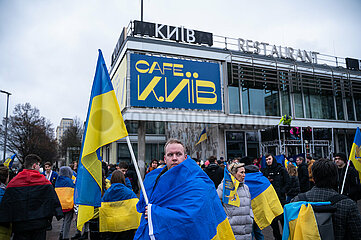 Berlin  Deutschland  Teilnehmer der Demonstration Wir werden nie vergessen“ gegen den Krieg Russlands in der Ukraine