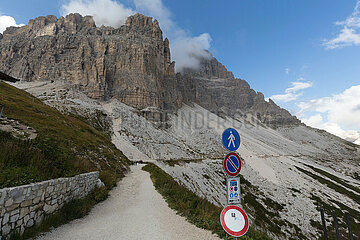 Belluno  Venetien  Suedtirol  Italien  ITA - Drei Zinnen Wanderweg mit Strassenschildern  Sextener Dolomiten