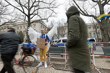 Berlin  Deutschland  DEU - Demonstrant mit grossen Engelsfluegeln protestiert vor der russischen Botschaft
