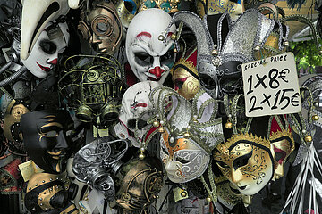 Venedig  Venetien  Italien  ITA - Touristische venezianische Karnevalsmasken werden zum Verkauf angeboten