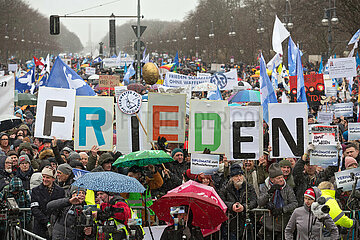 Berlin  Deutschland  DEU - Friedensdemo - Aufstand fuer Frieden auf dem Platz des 18. Maerz vor dem Brandenburger Tor