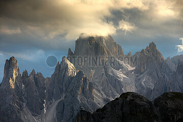 Belluno  Venetien  Suedtirol  Italien  ITA - Blick auf die Cadini-Gruppe  einer Berggruppe suedlich der Sextener Dolomiten