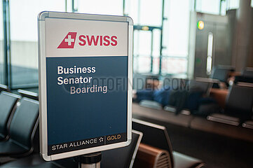 Zuerich  Schweiz  Hinweisschild der Swiss Airlines in der Abflughalle im Terminal des Dock E am Flughafen Zuerich