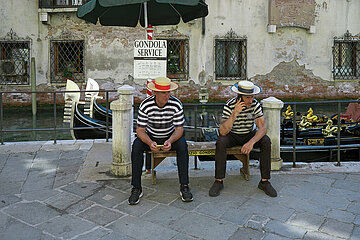 Venedig  Venetien  Italien  ITA - Gondoliere sitzen unter einem Sonnenschirm und warten auf Kundschaft