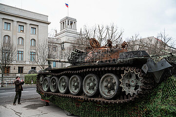 Berlin  Deutschland  Der von einer Panzerabwehrmine zerstoerte russische T-72 Panzer auf dem Boulevard Unter den Linden vor der russischen Botschaft