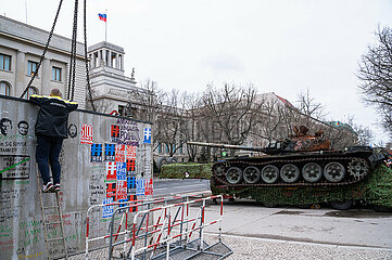 Berlin  Deutschland  Zerstoerter russischer T-72 Panzer neben Nachbildung der Strafzelle des inhaftierten Politikers Alexei Nawalny vor russischer Botschaft