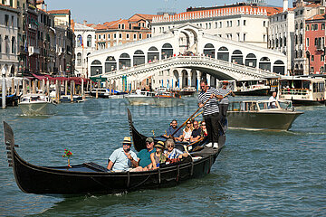 Venedig  Venetien  Italien  ITA - Gondeln und ein Vaporetto fahren auf dem Canal Grande