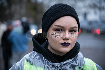 Berlin  Deutschland  Teilnehmerin der Demonstration Wir werden nie vergessen“ gegen den Krieg Russlands in der Ukraine