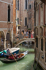Venedig  Venetien  Italien  ITA - Touristen und Einheimische in der Innenstadt von Venedig