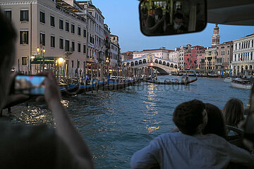 Venedig  Venetien  Italien  ITA - Blick auf den Canal Grande in Richtung Rialtobruecke