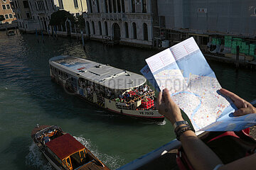 Venedig  Venetien  Italien  ITA - Stadtplan von Venedig. Ein Vaporetto auf dem Canal Grande