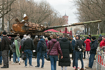 Berlin  Deutschland  DEU - Zerstoerter russischer T-72B Panzer vor russischer Botschaft