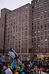 Berlin  Deutschland  Russlandfahne auf Demonstration Wir werden nie vergessen“ gegen den Krieg Russlands in der Ukraine