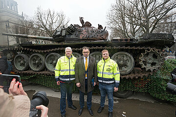 Berlin  Deutschland  DEU - Zerstoerter russischer T-72B Panzer vor russischer Botschaft  ukrainischer Botschafter Oleksij Makejew