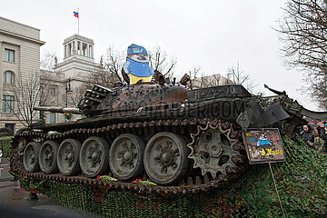 Berlin  Deutschland  DEU - Zerstoerter russischer T-72B Panzer vor russischer Botschaft