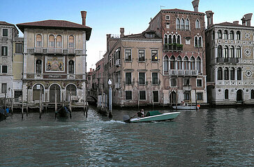 Venedig  Venetien  Italien  ITA - Hausfassaden am Canal Grande