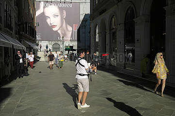 Venedig  Venetien  Italien  ITA - Stadtansicht mit Werbeplakat von Giorgio Armani