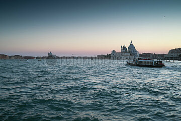 Venedig  Venetien  Italien  ITA - Blaue Stunde. Kirche Santa Maria della Salute