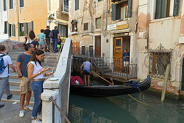 Venedig  Venetien  Italien  ITA - Touristen und Einheimische in der Innenstadt von Venedig