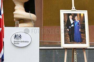 Berlin  Deutschland - Union Jack und Rednerpult in der britischen Botschaft mt einem Foto des Koenigspaares im Hintergrund.