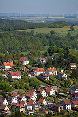 Deutschland  Ruhla - Die Bergstadt in Westthueringen mit Windraedern am Horizont