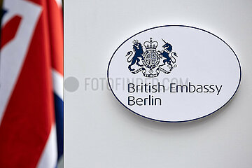 Berlin  Deutschland - Union Jack und das Emblem des britischen Koenigshause auf einer Plakette in der britischen Botschaft.