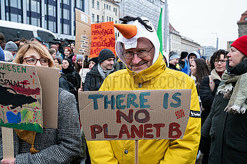 Berlin  Deutschland  Klimaaktivisten bei der Auftaktkundgebung Globaler Klimastreik von Fridays for Future im Invalidenpark