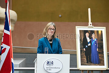 Berlin  Deutschland - Die britische Botschafterin Jill Gallard bei einer Pressekonferenz in der britischen Botschaft.
