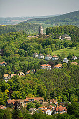 Deutschland  Aussicht von der Wartburg auf Eisenach  in der Mitte das Burschenschaftsdenkmal