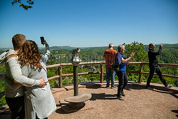 Deutschland  Eisenach - Fleissig mit smartfones fotografierende Touristen auf Aussichtsplattform der Wartburg (UNESCO-Welterbe)