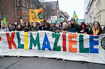 Berlin  Deutschland  Protestmarsch Globaler Klimastreik von Fridays for Future zieht durch den Berliner Bezirk Mitte