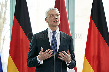 Berlin  Deutschland - Der lettische Ministerpraesident Krisjanis Karins bei einer Pressekonferenz im Kanzleramt.