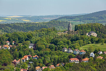 Deutschland  Aussicht von der Wartburg auf Eisenach  rechts das Burschenschaftsdenkmal