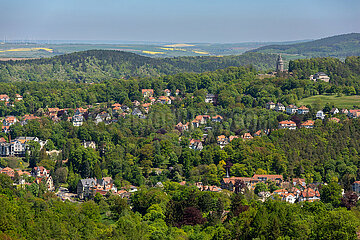 Deutschland  Aussicht von der Wartburg auf Eisenach  rechts das Burschenschaftsdenkmal