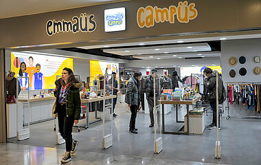 Paris (75) 1st arrondissement. Emmaus Campus store in the forum des halles. Faced with the rise in precariousness among young people  Emmaus Campus is Emmaus' new integration project with the opening of new sorting and sales points  and closer ties with the student world.