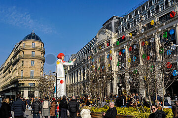 France. Paris (75) 1st district. A colossal statue in the likeness of Yayoi Kusama (Japanese painter and sculptor) was erected at the end of February 2023  in front of La Samaritaine  opposite the Parisian headquarters of Louis Vuitton. This monumental installation is the latest in a long list of excessive appearances intended to promote the collaboration of the famous Japanese artist  in the four corners of the world  with the Louis Vuitton brand.
