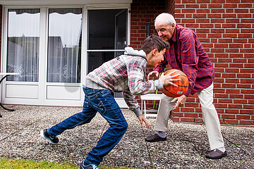 85-jaehriger spielt mit seinem Urenkel Basektball