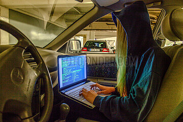 Computer Hackerin bei der Arbeit