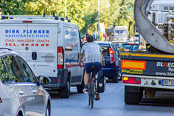 Radfahrer weicht auf Straße aus wegen Baustelle | Cyclist deviates on the road due to a truck delivering construction material