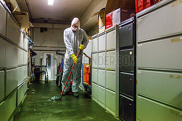 Reinigung im Aktenkeller / Cleaning the basement files