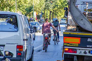 Radfahrer weichen auf Straße aus - Gefahr durch Großbaustelle | Cyclists move out onto the street - danger due to construction site