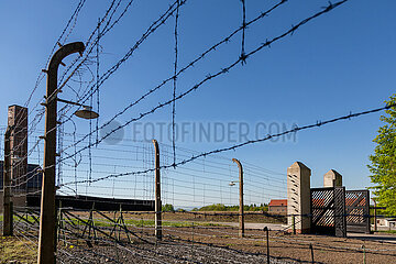 Deutschland  Weimar - Gedenkstaette Buchenwald (KZ-Gedenkstaette)  Stacheldrahtzaun  der frueher elektrisch geladen war
