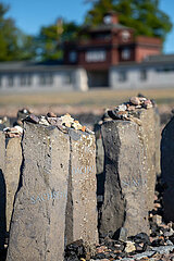 Deutschland  Weimar - Gedenkstaette Buchenwald (KZ-Gedenkstaette)  Denkmal fuer die ermordeten Sinti und Roma  18 Basalt-Stelen symbolisieren weitere KZs und Vernichtungslager (hinten Torgebauede)