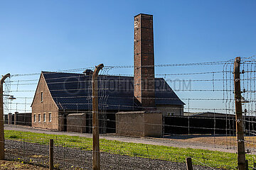Deutschland  Weimar - Gedenkstaette Buchenwald (KZ-Gedenkstaette)  Stacheldrahtzaun vor dem Krematorium