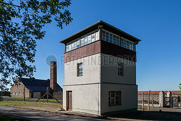 Deutschland  Weimar - Gedenkstaette Buchenwald (KZ-Gedenkstaette)  Wachturm am Lagerzaun  links das Krematorium