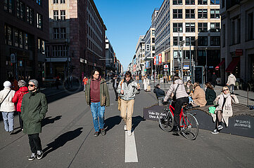 Berlin  Deutschland  Fussgaenger gehen ueber die autofreie Friedrichstrasse im Berliner Bezirk Mitte