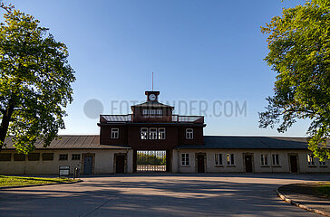 Deutschland  Weimar - Gedenkstaette Buchenwald (KZ-Gedenkstaette)  Torgebaeude  Hauptwachtturm: Haupteingang mit Buero des SS-Lagerfuerers (rechts) und Gefaengnistrakt (links)  Blick von aussen