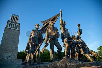 Deutschland  Weimar - Buchenwald-Mahnmal von 1958  Gedenkstaette Buchenwald (KZ-Gedenkstaette)  Skulpturen symbolisieren befreite kommunistische Widerstandskaempfer  links Glockenturm