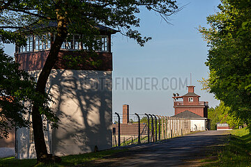 Deutschland  Weimar - Gedenkstaette Buchenwald (KZ-Gedenkstaette)  Wachturm am damaligen Postenweg der SS entlang des Lagerzauns  Blick von aussen  hinten Torgebaeude