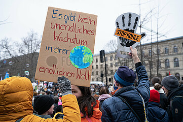 Berlin  Deutschland  Klimaaktivisten bei der Auftaktkundgebung Globaler Klimastreik von Fridays for Future im Invalidenpark